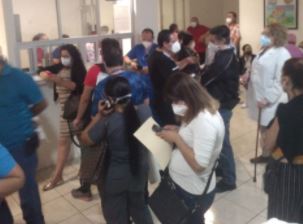 Personal de Salud acusa desorganización y favoritismo en jornada de vacunación contra el Covid-19, en Culiacán