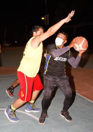 Partidos muy disputados se viven en el Torneo de Baloncesto de Segunda Fuerza, en la cancha de la Colonia Burócrata.