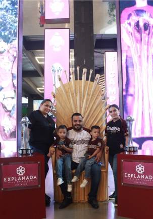Familias completas posaron junto a los trofeos de los títulos 12 y 13 de los bicampeones guindas.
