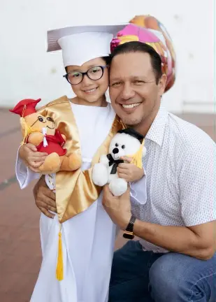 Hernán Vallejo Arias acompañó con orgullo a su hija Victoria en este significativo momento de su formación académica.