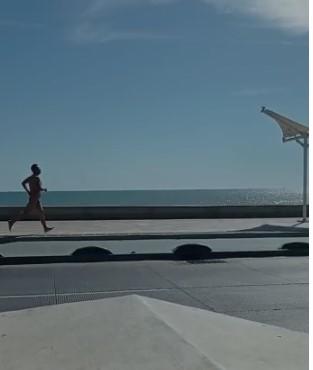 $!Turista corre desnudo y descalzo por el malecón de Mazatlán; está detenido