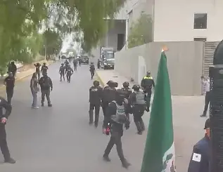 $!Policía desaloja con violencia a productores de frijol en Zacatecas que protestaban en acceso a concierto por el Día de las Madres