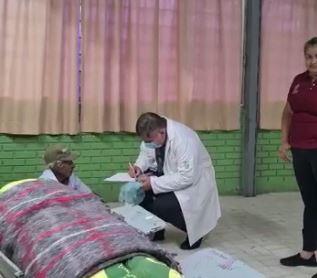 $!Trasladan a 46 personas en el albergue ubicado en el Cobaes de Villa Unión