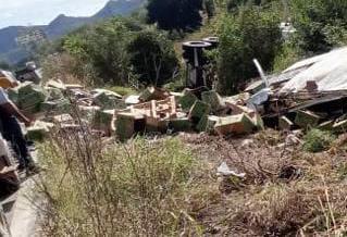 $!Vuelca tráiler cargado de pepinos en la Libre Mazatlán-Culiacán