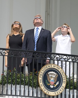 Donald Trump y su familia observan el eclipse desde la Casa Blanca en Washington.