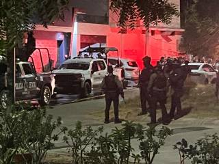 Una balacera con uso de explosivos en un domicilio de Culiacán dejó un saldo de un fallecido, dos lesionados y dos detenidos.