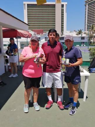 Juanita Firebanks y Norma Bañuelos, campeonas en la Dobles 50 Años y Mayores.