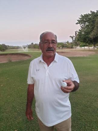 Rubén Armienta Humarán muestra la pelota con la que logra el hole in one.