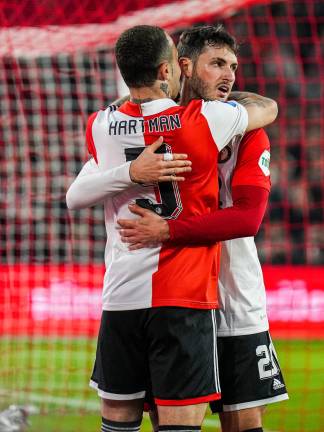 Santiago Giménez llega a 10 goles en la Eredivisie en goleada del Feyenoord