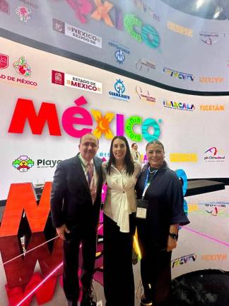 La presidenta de la Canaco Servitur de Mazatlán, Francisca Cázarez Oliveros; y el vicepresidente de Turismo de este organismo, Guillermo Romero Rodríguez, con la Secretaria de Turismo Federal, Josefina Rodríguez Zamora.