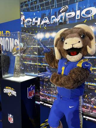 Rampage, la mascota oficial de los Rams, junto al Trofeo Vince Lombardi.