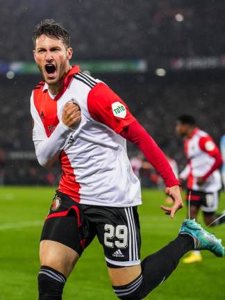 Gol de Santiago Giménez da liderato y pase al Feyenoord en la Europa League