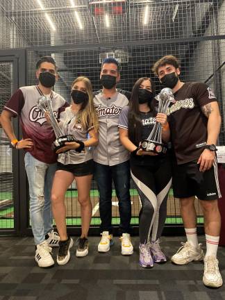 Los ganadores del torneo de bateo recibieron diferentes premios.
