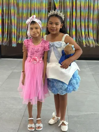 Leilany Alesandra López Aguilar y Ángela Salazar, Reina Infantil del Carnaval 2024, compartieron un emotivo momento con durante el festejo.