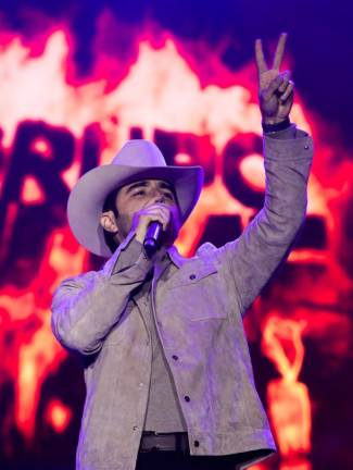 Joss Favela presenta “No me lo mandes decir”, el primer sencillo de su próximo álbum Confesiones.