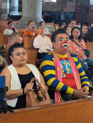 Payasito Spaghetti Jr., presidente de la Asociación de Payasos de Mazatlán, agradece un año más de trabajo durante la misa en la Catedral.
