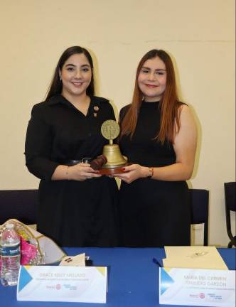Grace Kelly hace entrega de la campana rotaria y el mazo a la presidenta entrante Carmen Zamudio.