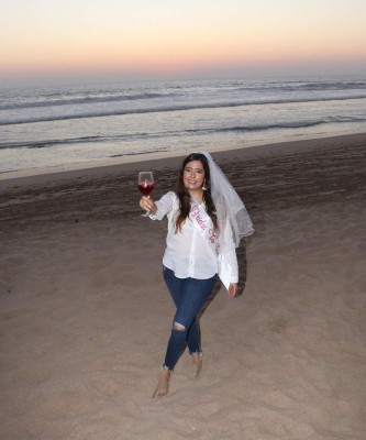 Mónica Lizeth Birrueta Navarro brinda por su soltería que está a punto de llegar a su fin.