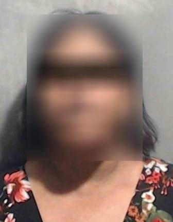 Policías municipales detuvieron a una mujer señalada por intentar sustraer mercancía de un negocio.