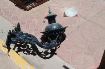 $!Vecinos del callejón 22 de Diciembre, en Rosario, denuncian que alumnas vandalizaron una luminaria