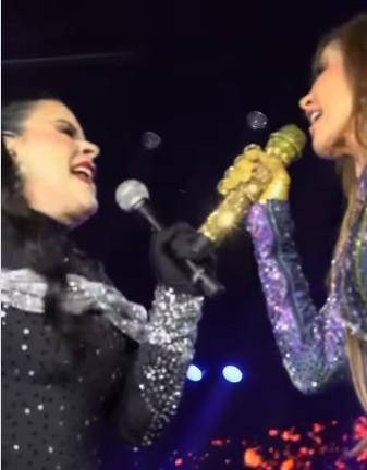Raquenel y Gloria Trevi se reencuentran en un concierto en Los Ángeles.