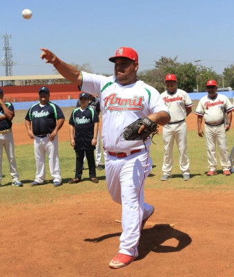 Lanza Héctor Balcázar González primera bola de la Liga 40 años y más