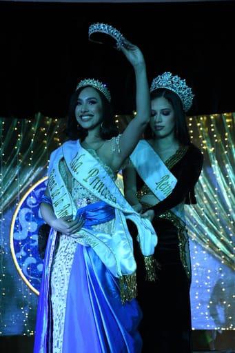 $!Samantha Trujillo, Miss Caribe Universo 2023 recibe la banda como Segunda Princesa.