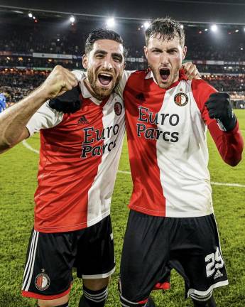 Santiago Giménez, titular en triunfo del Feyenoord