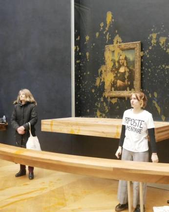 Dos activistas ambientales irrumpieron en el museo Louvre, de París, y arrojaron sopa al cuadro de ‘La Gioconda’, de Leonardo da Vinci.