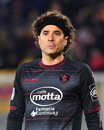 Guillermo Ochoa es relegado de nuevo al banco.