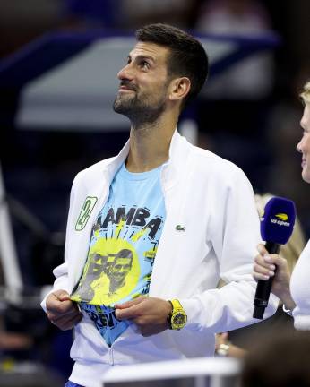 Novak Djokovic rinde homenaje al fallecido Kobe Bryant durante la ceremonia de entrega de trofeos del US Open.