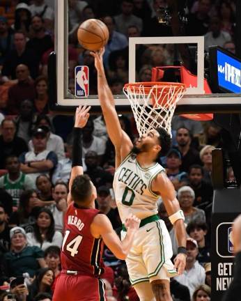 Jayson Tatum lleva al triunfo de Boston Celtics en la casa de Miami Heat