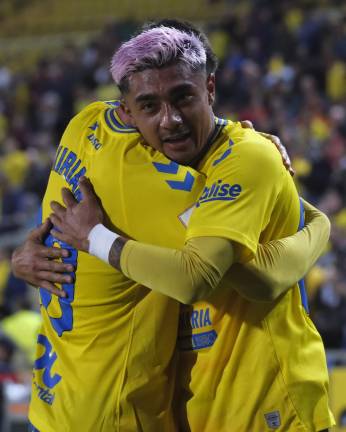 Julián Araujo festeja su gol.