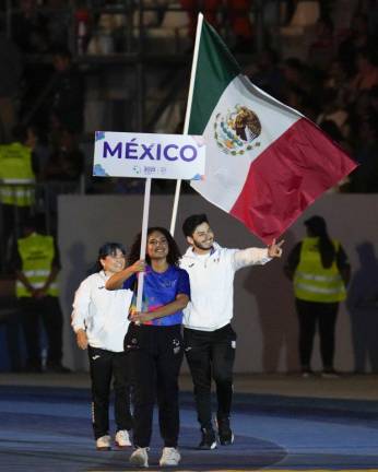 El paso de la bandera mexicana en la ceremonia de apertura.