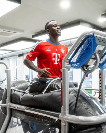 Bayern sanciona a Sadio Mané tras agredir a Leroy Sané