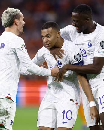 Kylian Mbappé celebra el segundo de sus goles en la victoria de Francia en Países Bajos.