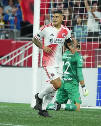 New England Revolution logra su pase en la tanda de penaltis.