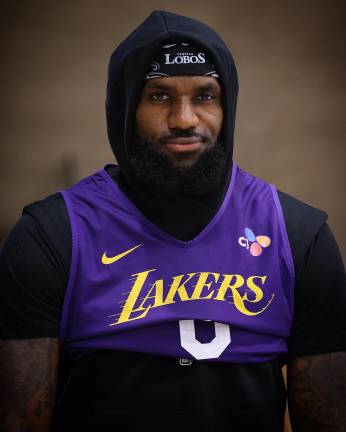 LeBron James tiene deseos de seguir en la cancha.