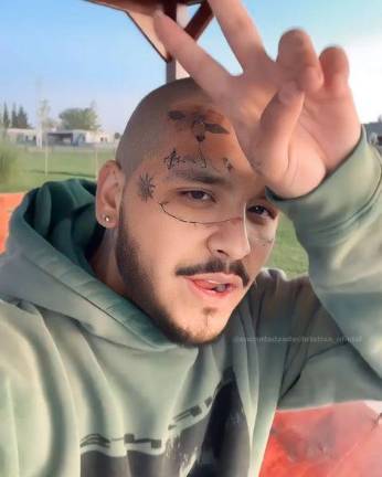 El cantante sonorense muestra radical cambio de look.