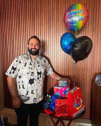 Jorge Echeagaray feliz celebró un año más de vida.