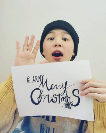 Jimin de BTS regala a sus fans mensajes de Navidad a través de sus redes sociales.