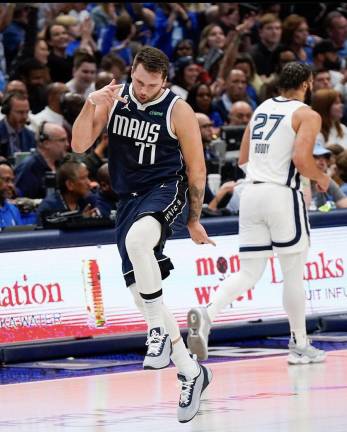 La NBA multa a Doncic por su gesto polémico contra los árbitros.