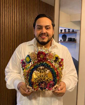 Luis Antonio “Momo” Ríos González posa con la corona “Jardín de Orgullo”, creación que diseñó para la Reina Maz Orgullo 2026.