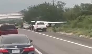 $!Avioneta aterriza de emergencia sobre la Autopista Mazatlán-Culiacán