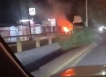 $!Dejan vehículo incendiado en la localidad de El Limoncito, al poniente de Navolato