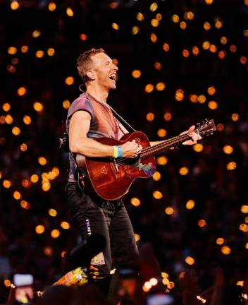 Chris Martin, de Coldplay, sorprende en las calles de Londres al servir café
