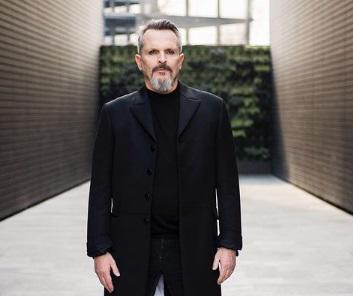 Miguel Bosé obliga a periodista a quitarse el cubrebocas durante una entrevista