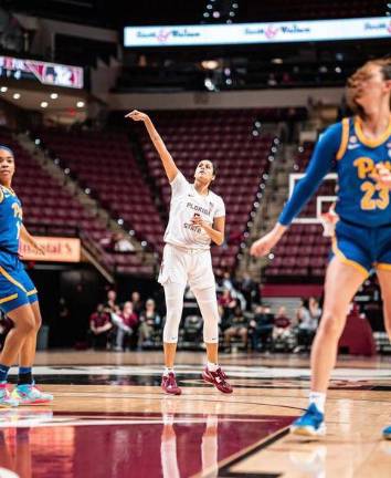 Mariana Valenzuela sigue en ascenso en la NCAA.