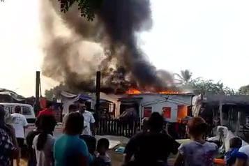 $!Se quedan sin casa cuatro familias de Mazatlán; incendio acaba con su hogar