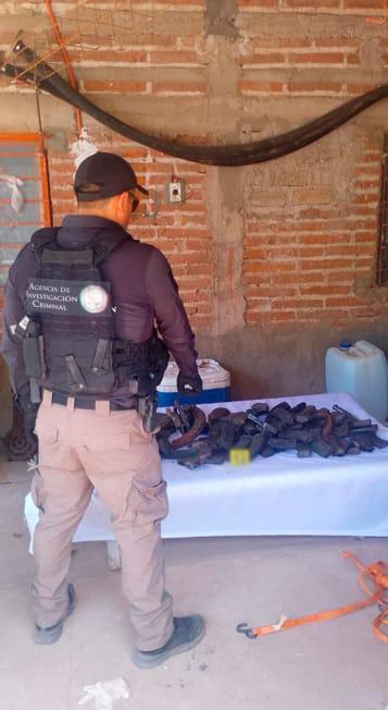 $!Catean domicilio en Angostura y aseguran vehículo, droga y municiones